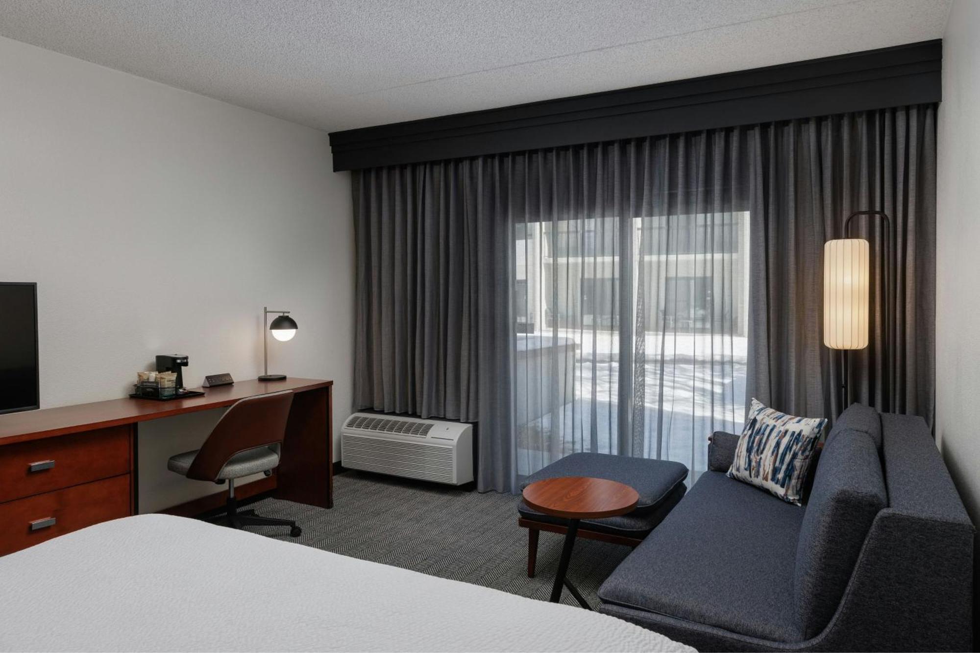 Courtyard By Marriott Park Hotel