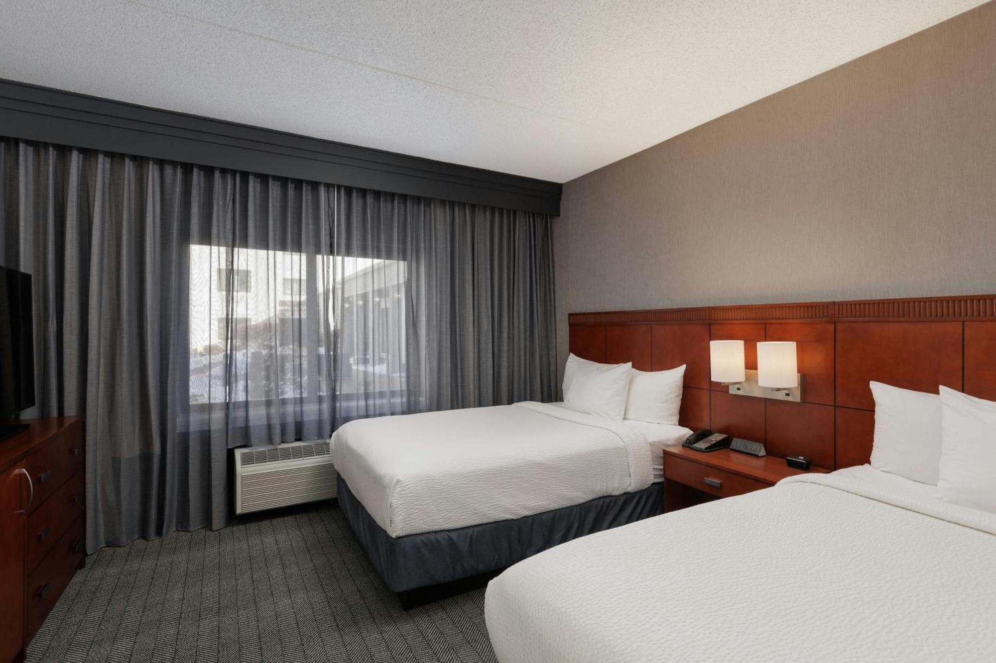 Courtyard By Marriott Park Hotel