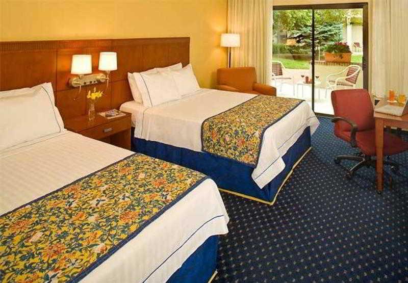 Hotel Courtyard By Marriott Central Park Denver